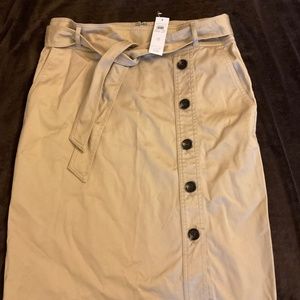 Khaki buttoned skirt with tie